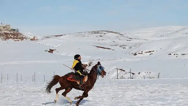 Buz gibi havada kar üstünde cirit antrenmanı nefes kesti