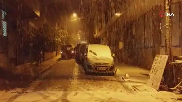 İstanbul'da kar yağışı etkili oldu: Çocuklar eğlendi, sürücüler zor anlar yaşadı