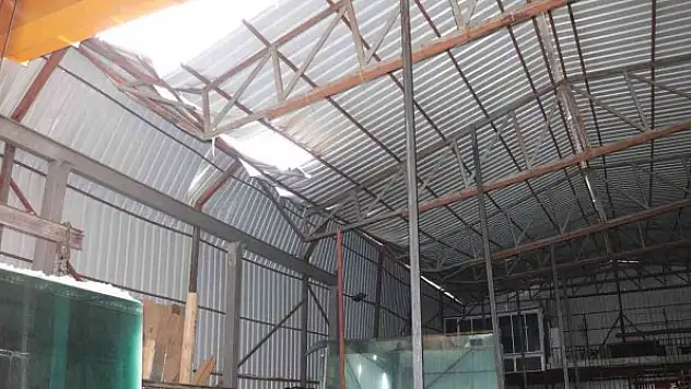 Karın ağırlığına dayanamayan iş yerinin çatısı çöktü