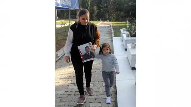 İlk karnesini hiç görmediği şehit babasına götürdü