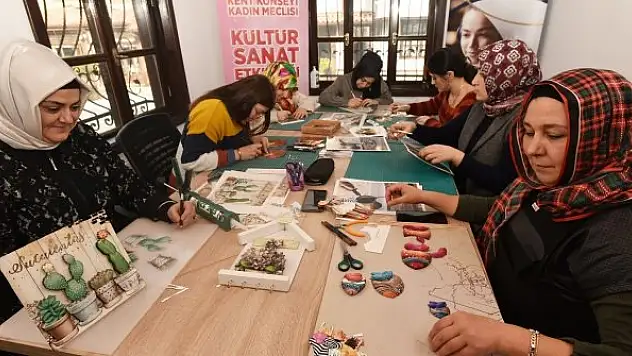 Karatay Kent Konseyi Kadın Meclisi'nden rölyef kursu