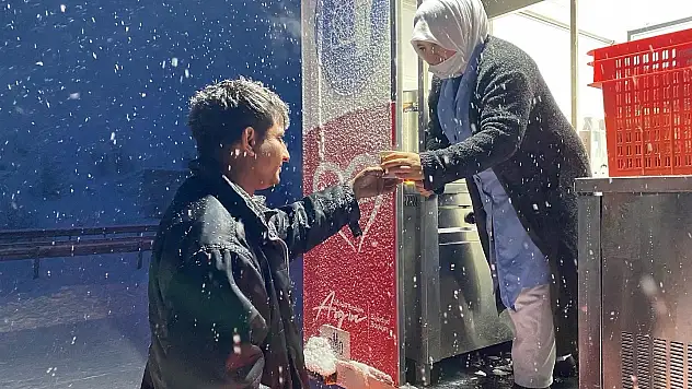 Mahsur kalan sürücülere yiyecek ikramı