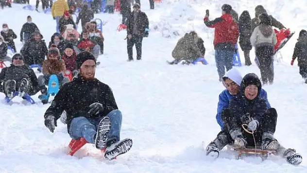 Sıfırın altında 7 derecede kızaklarıyla kayarak ısındılar