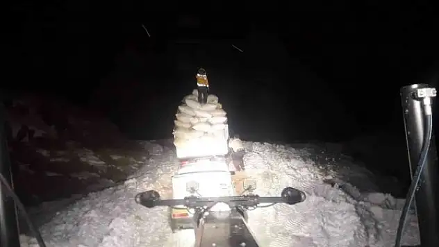 Kar nedeniyle yolda mahsur kalan saman yüklü kamyonet, ekipler tarafından kurtarıldı