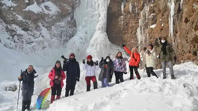 Fotoğraf sanatçıları kışın güzelliklerini fotoğrafladı