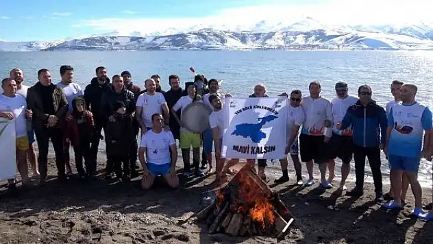 Dondurucu soğukta gölde yüzdüler