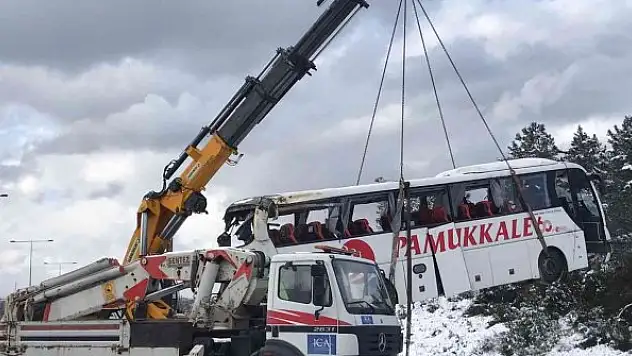 Şarampole devrilen yolcu otobüsü kaza yerinden kaldırıldı