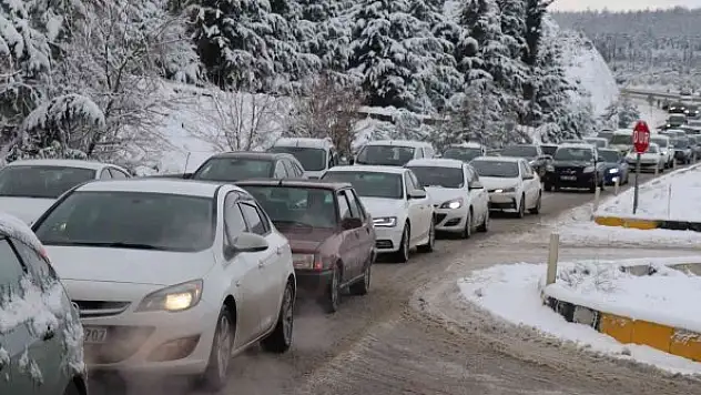 Antalya karayolunda uzun araç kuyrukları oluştu