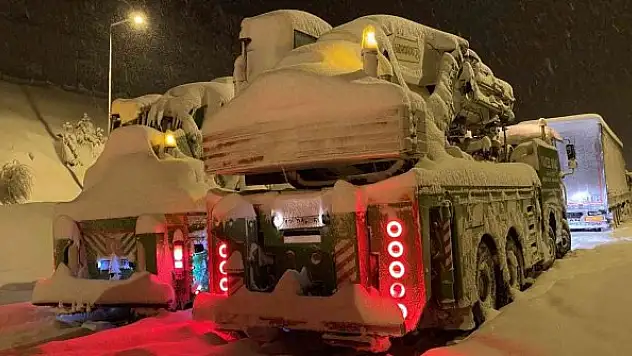 TEM Otoyolu Bolu Dağı geçişinde yol 8 saattir ulaşıma kapalı, kontak kapatan araçlar beyaza büründü