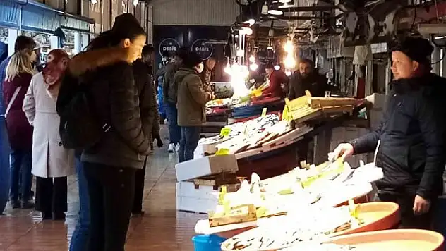 Kulağına kar suyu kaçan hamsi tezgahlarda yerini aldı