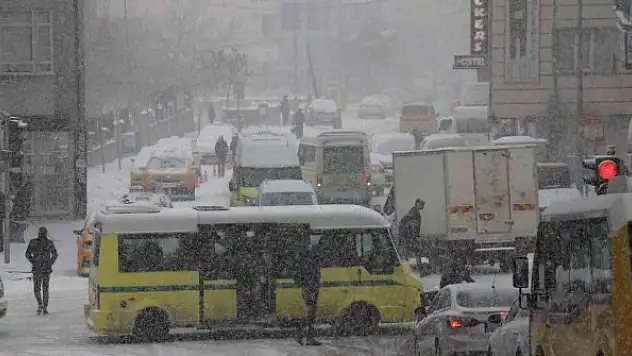 Van'da kar yağışıyla 135 yerleşim yerine ulaşılamıyor