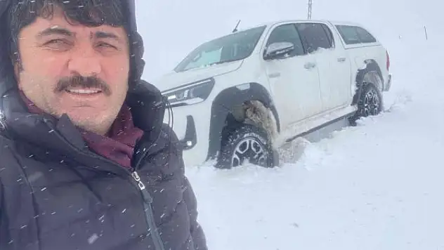 Belediye başkanı karda mahsur kalan vatandaşı kurtarırken mahsur kaldı
