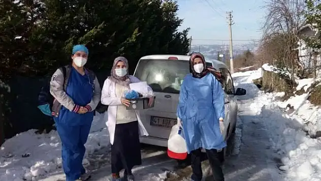 Vatandaşlara aşı ulaştırmak için kapı kapı geziyorlar