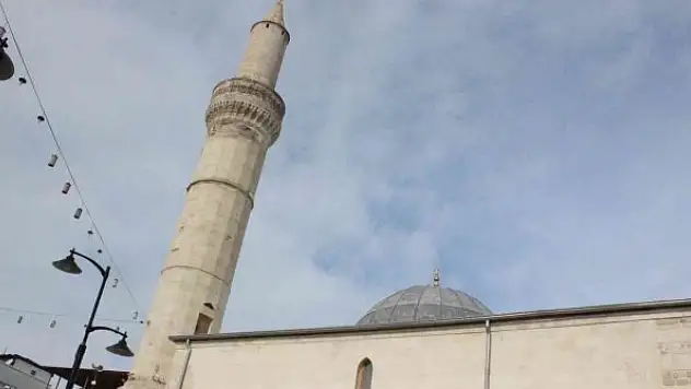 Kilis'te roketlerin hedefi olan camide saldırının izleri silindi