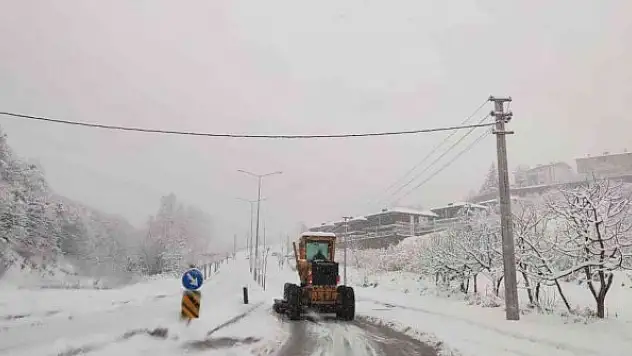Gölcük'te karla mücadele sürüyor