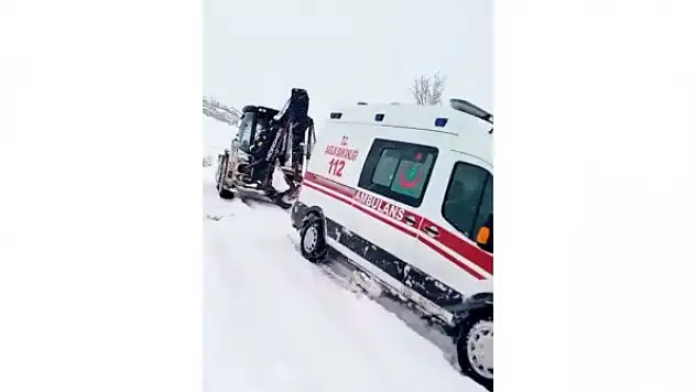 Yolda kalan ambulansın yardımına iş makinesi yetişti