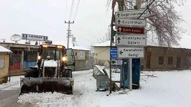 Yoğun kar yolları kapattı, mahsur kalan vatandaşlar kurtarıldı