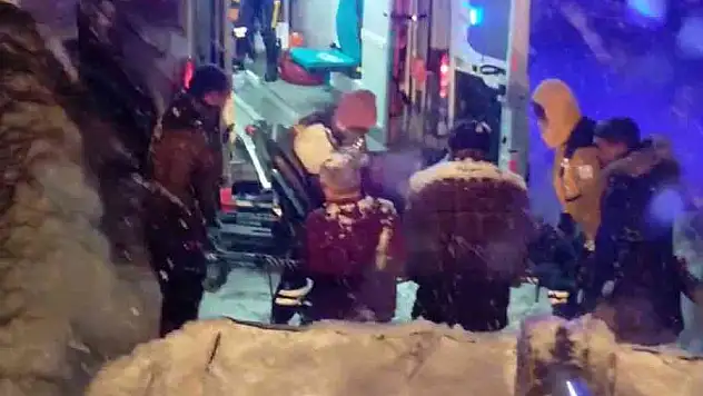Yolu kapatan karda hastayı ambulansa iş makinesiyle taşıdılar