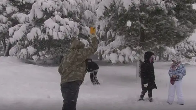 İstanbul'a yağan karın tadını çocuklar çıkardı