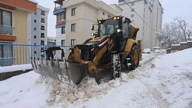 Kartal Belediyesi, karla mücadele çalışmalarına 7/24 devam ediyor