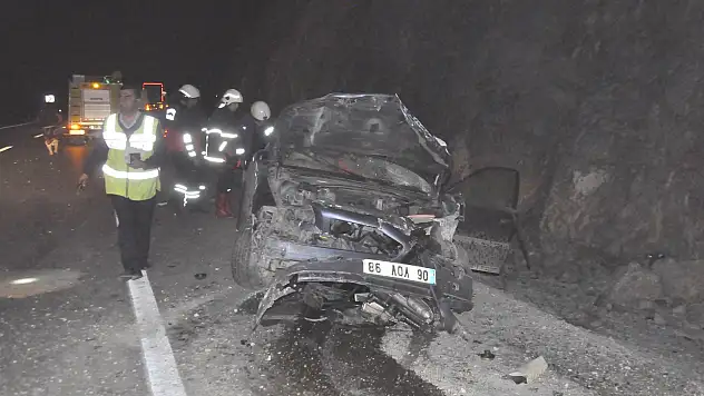 Yol kenarındaki kayalıklara çarptı!