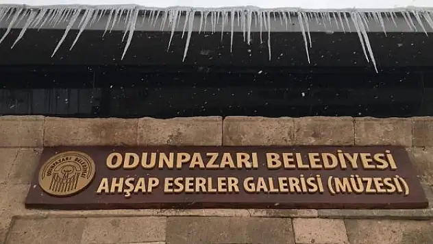 Dondurucu soğukların ardından tehlikeli buz sarkıtları