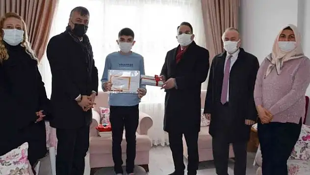 Evde eğitim alan öğrencilerin karne sevinci