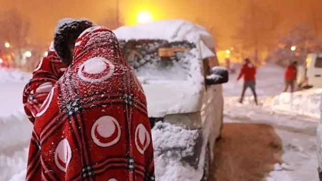 Kızılay'ın yolda kalanlara yardımı devam ediyor