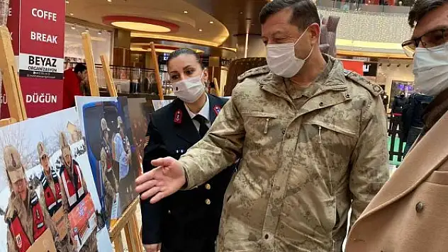 Depremzedelere yardım fotoğrafları sergilendi