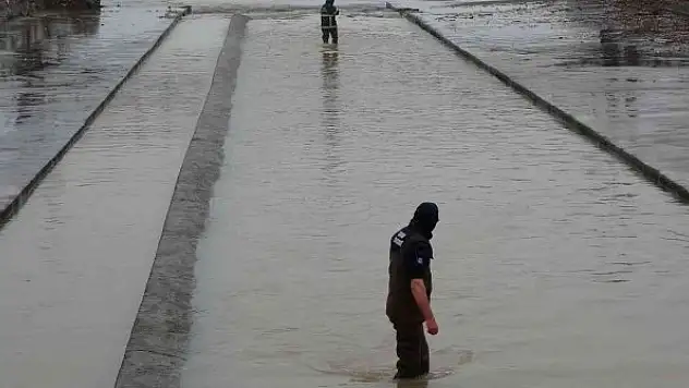 İtfaiye, dereye düşen cep telefonunu bulmak için buz gibi suya girdi