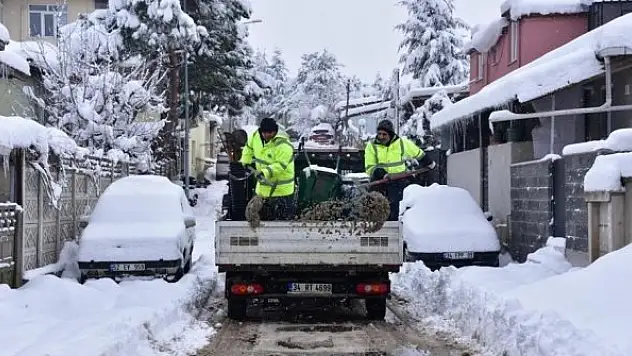 Tuzla Belediyesi kar temizleme çalışmalarını aralıksız sürdürüyor