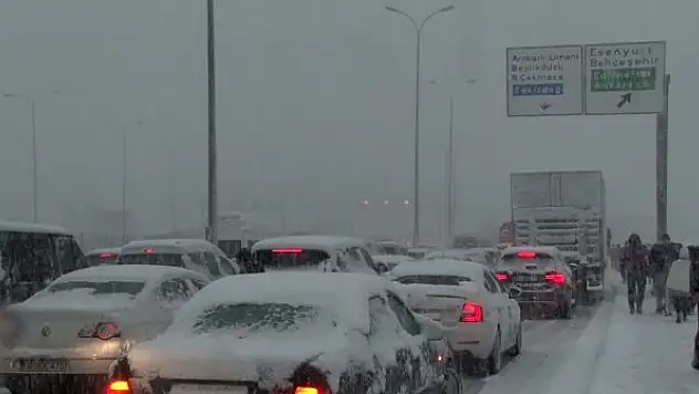 Karla kaplı E-5 Karayolunda  uzun araç kuyrukları oluştu