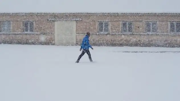 Yunanistan'da yoğun kar yağışı etkili oluyor
