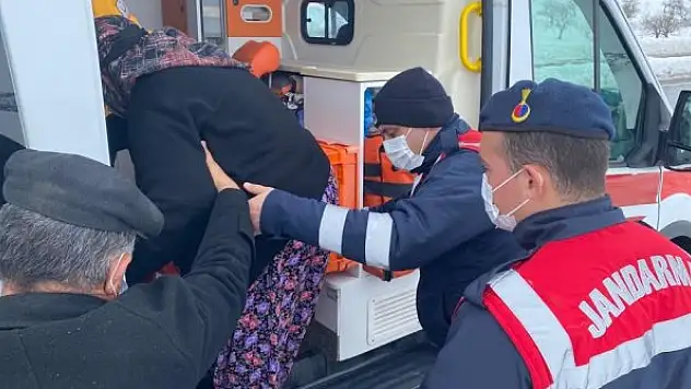 Jandarmadan yaşlı hastaya yardım eli