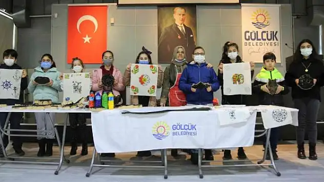 Çocuklar tahta baskı sanatını öğreniyor