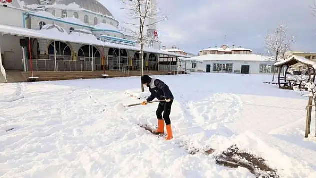 Başiskele'de ekiplerin kar mesaisi sürüyor