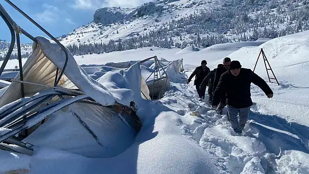 Karaman'da karın ağırlığına dayanamayan seralar çöktü