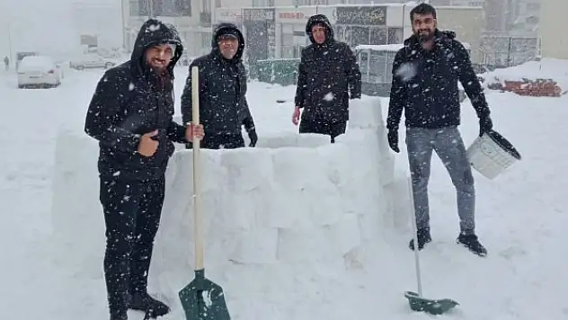 Eskimo evi yaptılar