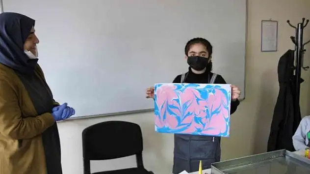 Öğrenciler ebru sanatı ile buluşuyor