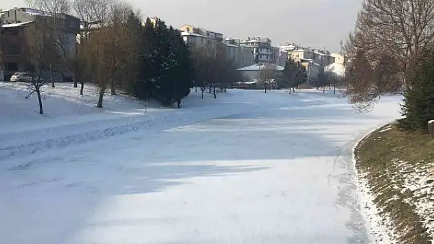 Porsuk Çayı beyaz örtüyle kaplandı