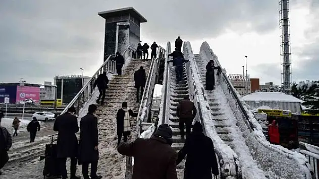 İstanbul'da yürüyen her şey dondu