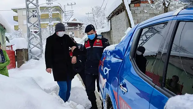 Jandarma ekiplerinden vatandaşa yardım eli