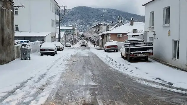 Menteşe'de karla mücadele sürüyor