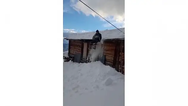 Yolda kaymaktan sıkılan dede ve torunu soluğu evin çatısında aldı