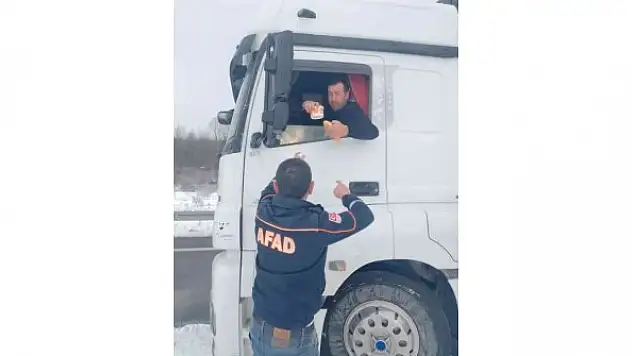 Yolarda bekleyen tırcılara AFAD'tan sıcak çorba ikramı