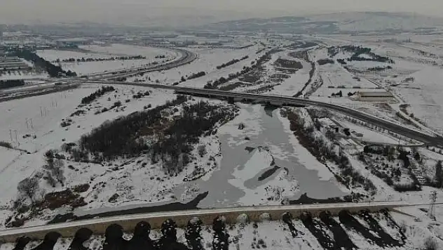 Sibirya soğukları göl ve ırmağı dondurdu