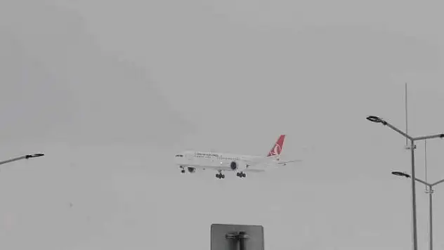 İstanbul Havalimanı'na 23 saat sonra ilk uçak indi