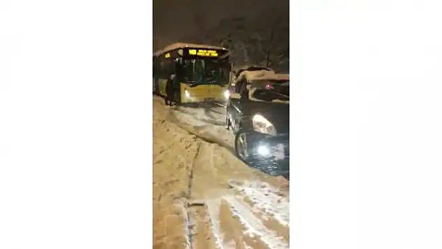 Üsküdar'da yolda kalan İETT otobüsünü otomobille bağlayıp çektiler