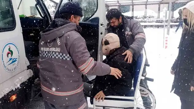 Pamukkale'de mahsur kalanlara belediye yardım etti