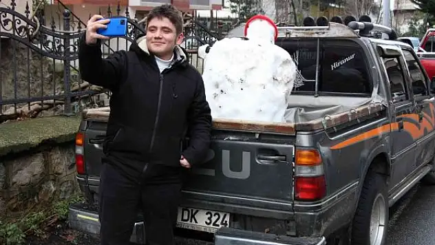 Rize'de kardan adama kamyonetin kasasında şehir turu attırdılar